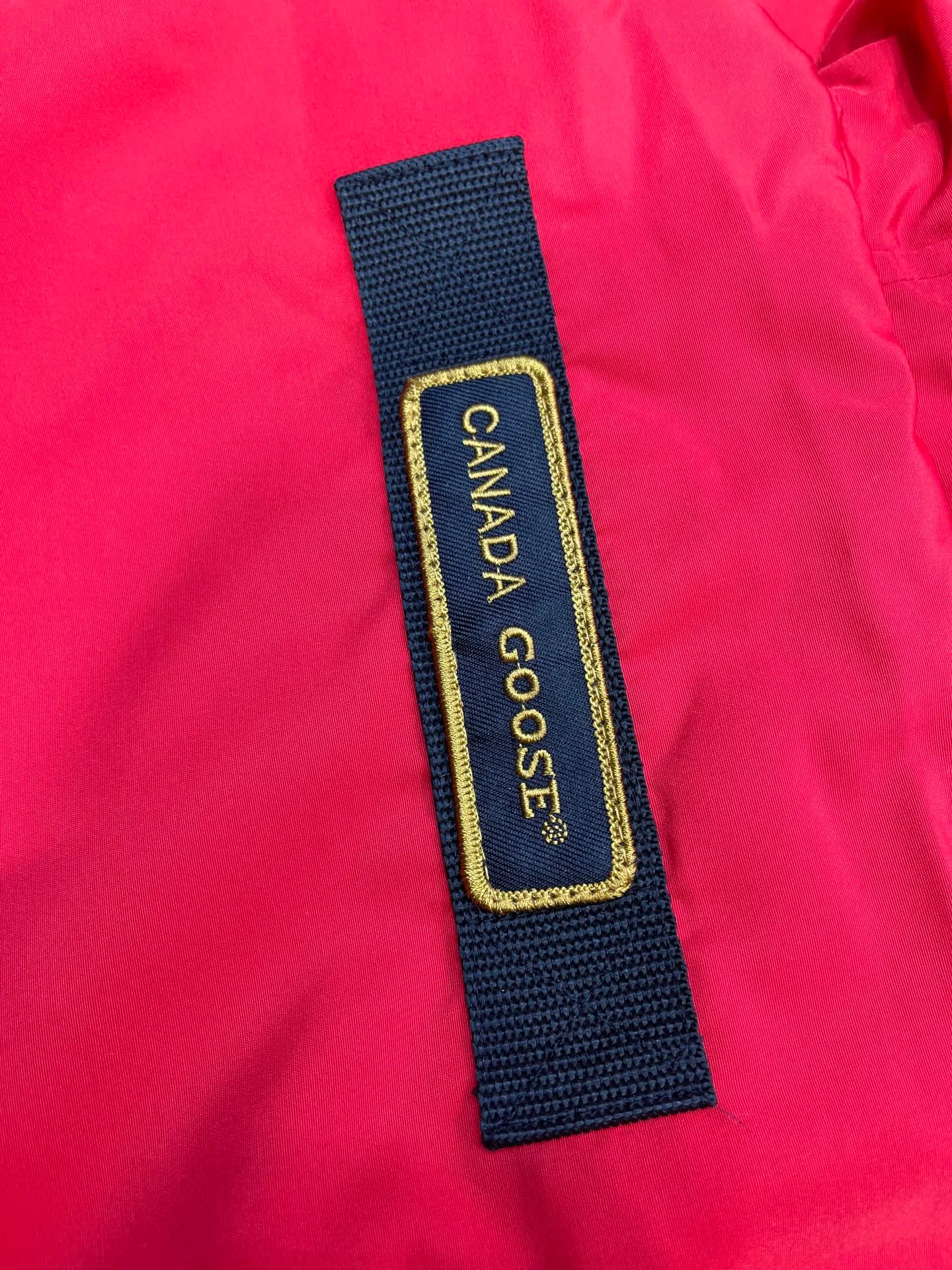 P840 𝘾𝘼𝙉𝘼𝘿𝘼 𝙂𝙊𝙊𝙎𝙀Big Goose 13# The design of Big Goose 13 is simple and elegant, a little longer than the 08 model, more suitable for men and suitable for business people. This down jacket is popular for its simple design, which is not only practical but also has a certain sense of fashion. In terms of applicability, the Daye 13 model provides good thermal insulation performance. Its thermal insulation coefficient is level 5, which can provide enough warmth and is suitable for wearing in cold environments. In addition, the Daye 13 model also has a high cost performance. Compared with other models, it provides a better balance between price and performance, making it more competitive in the market.  size：xs-xxl